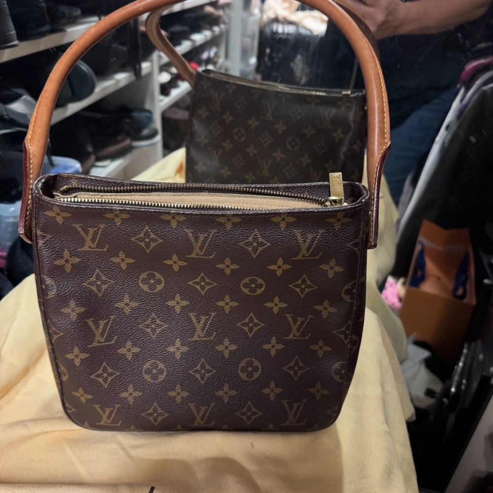 SOLD
LOUIS VUITTON Authentic Monogram Canvas Looping MM Shoulder Bag - Picture 2 of 13